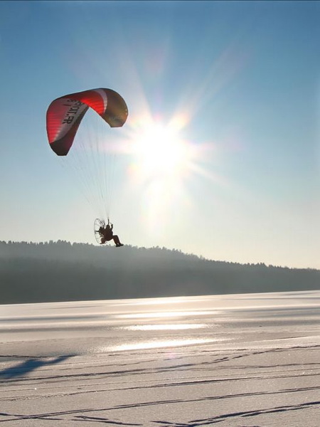 Photo prise par Philippe PAY lors de mon passage sur le lac des Vieilles Forges pris pas la glace en janvier. 2009-Lac-Vieilles-Forges.jpg