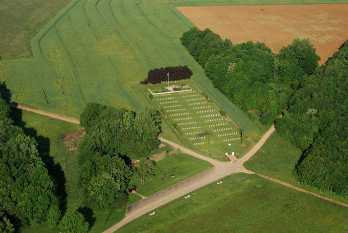 22-Noyers-Pont-Maugis-cimetiere-Francais