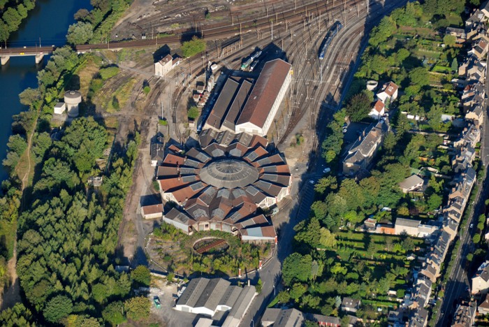 Rotondes ferroviaires à Mohon
29 août 2009 18h54
Les rotondes de Mohon ont été construites de 1905 à 1907. Seule la rotonde située près des ateliers a gardé sa structure originelle. L’autre a malheureusement pratiquement tout perdu, sa verrière et les trois quarts de ses murs. Subsiste toutefois en son centre - et complètement rouillé - le pont tournant qui permettait de diriger les locomotives vers leur stationnement. Le principe de la rotonde était de remiser les locomotives pour qu’elles soient protégées des intempéries avant de les diriger vers un nouveau voyage. La dernière rotonde est toujours en activité mais utilisée très rarement. Le site est toujours propriété de la SNCF, aussi sa visite n’est possible que sur demande ou lors des journées du patrimoine. Soucieux de la préservation de cet ensemble exceptionnel, quelques salariés de la SNCF ont créé l’Association des Amis des Rotondes et Ateliers de Mohon pour permettre la sauvegarde de cet espace ferroviaire. Ils y ont fait stationner la célèbre BB qui nous a tous emmenés dans tous les coins de France, l’autorail X52103 qui desservait tous nos villages dans sa livrée rouge et jaune et toutes sortes de locomotives - à énergie électrique et à diesel - et des wagons qui ont fait l’histoire du rail. Le fleuron de la collection est la 151 P13, la plus grosse locomotive à vapeur jamais construite en France. Des projets, l’association n’en manque pas. Elle bataille ferme pour la création d’un parcours thématique dans les Ardennes associant la rotonde de Mohon, le train des Légendes de la vallée de la Meuse, le chemin de fer touristique du sud des Ardennes et - pourquoi pas - le chemin de fer des trois vallées et le musée du chemin de fer à vapeur de Treignes en Belgique. Elle souhaiterait aussi que le site devienne la réserve du musée de Mulhouse, un rôle qu’il joue déjà en récupérant des matériels qui n’y trouvent plus leur place, le musée faisant tourner ses collections afin de ne pas toujours présenter les mêmes pièces à son public. En attendant, l’association s’investit dans la restauration de matériel ancien avec les élèves du lycée Bazin.
François THIRRIOT
Rotonde-SNCF-Mohon.jpg