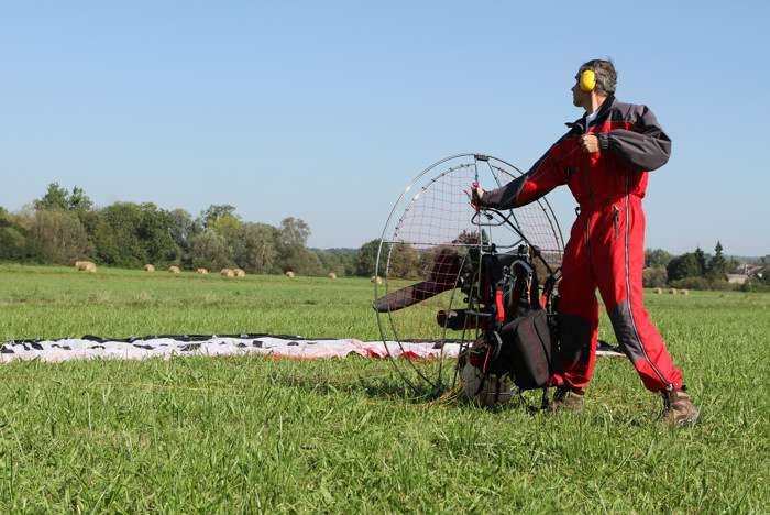 Démarrage du moteur au sol ; je peux le démarrer en ayant le moteur sur le dos mais n'étant pas très costaud je ne prends pas le risque. Le casque anti bruit est obligatoire en attendant le paramoteur électrique. 07.jpg